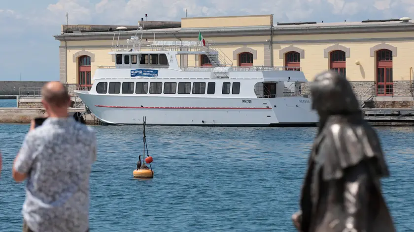 La motonave Nereos già ormeggiata al Molo IV di Trieste. Foto Andrea Lasorte