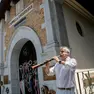 Il musicista Mihàly Dresch suona davanti alla Cappella ungherese in ricordo del nonno. Foto Katia Bonaventura