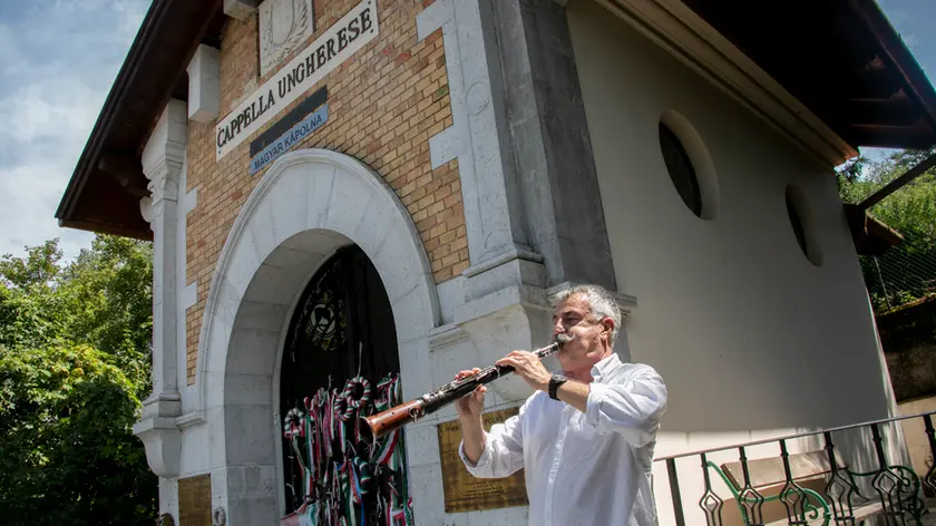 Il musicista Mihàly Dresch suona davanti alla Cappella ungherese in ricordo del nonno. Foto Katia Bonaventura