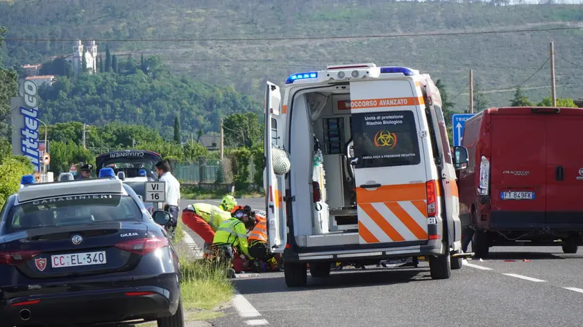 I soccorsi al centauro ferito in via Fratelli Rusjan. Roberto Marega