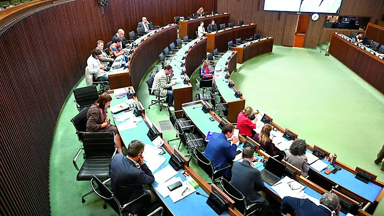 Lavori nell'aula del Consiglio regionale del Fvg: si decidono le misure di sostegno all'occupazione