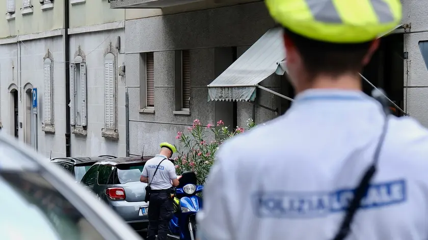La polizia locale sul posto. Foto Silvano