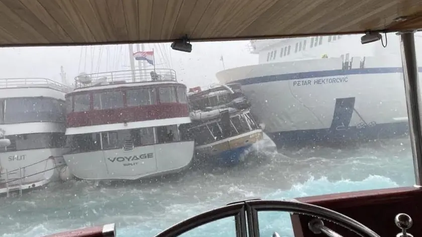 Il momento della collisione tra il traghetto e il battello (foto morski.hr)