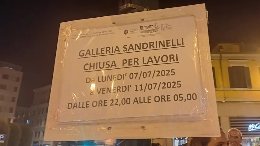 Il cartello che indica la chiusura per lavori