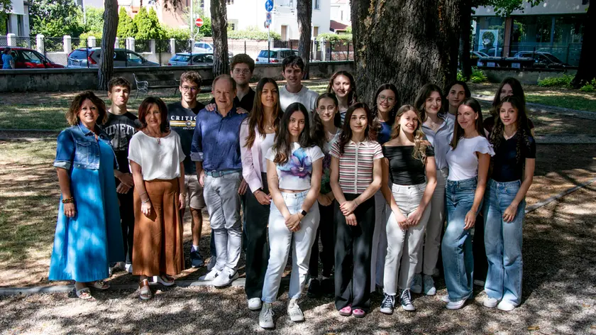 I centini del Buonarotti con gli insegnanti sotto gli alberi dell’ampio giardino del liceo Katia Bonaventura