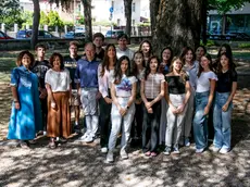 I centini del Buonarotti con gli insegnanti sotto gli alberi dell’ampio giardino del liceo Katia Bonaventura