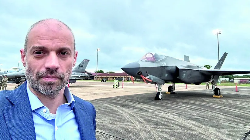 Il pordenonese Alessandro Valenti sulla pista coi caccia dell’aviazione statunitense