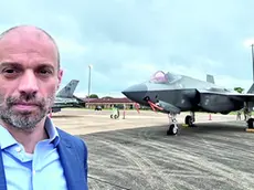 Il pordenonese Alessandro Valenti sulla pista coi caccia dell’aviazione statunitense