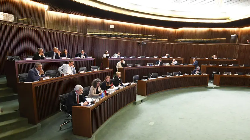 Un momento dei lavori della I Commissione integrata in aula