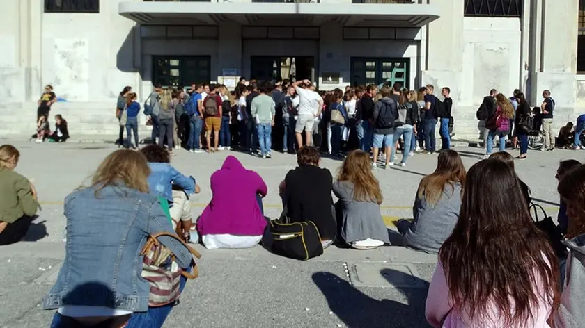 Una vecchia fila alla Stazione marittima di Trieste la prova di ammissione a Medicina: adesso il test d'ingresso è stato abolito