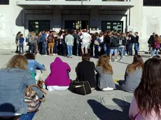 Una vecchia fila alla Stazione marittima di Trieste la prova di ammissione a Medicina: adesso il test d'ingresso è stato abolito