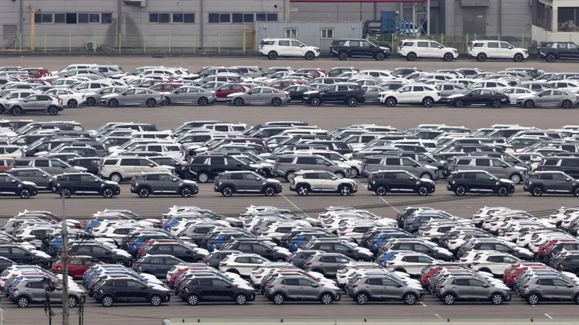 Un deposito di auto in attesa di essere vendute