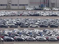 Un deposito di auto in attesa di essere vendute