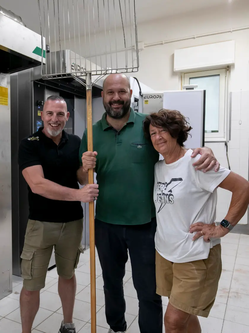 Gianfranco Bosio con la mamma Serena e il fornitore dei forni nel nuovo laboratorio (Bonaventura)