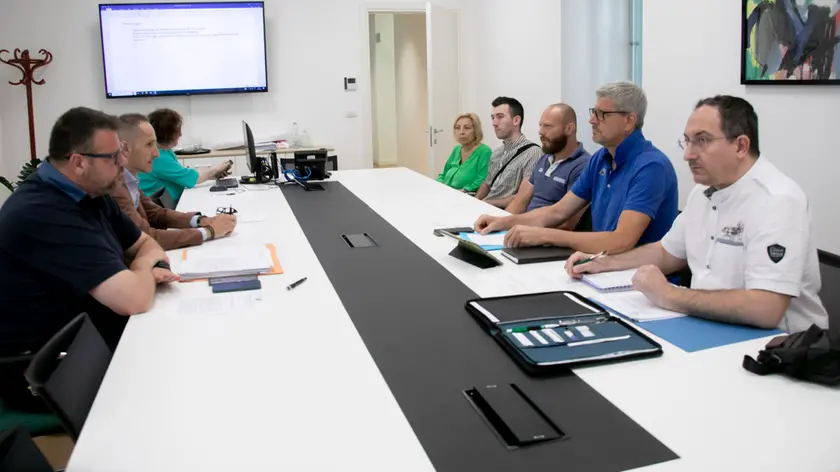 A sinistra la delegazione comunale, a destra quella sindacale nella prima seduta del tavolo tecnico in sala Giunta foto katia Bonaventura