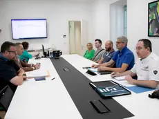 A sinistra la delegazione comunale, a destra quella sindacale nella prima seduta del tavolo tecnico in sala Giunta foto katia Bonaventura
