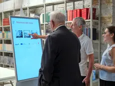 L’assessore Giorgio Rossi prova uno dei totem (Silvano)