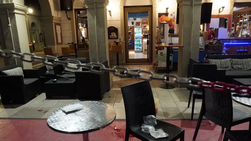 La scena al Caffé Teatro dopo il ferimento di tre giovani a opera di Alberto Bogaro il 17 febbraio scorso