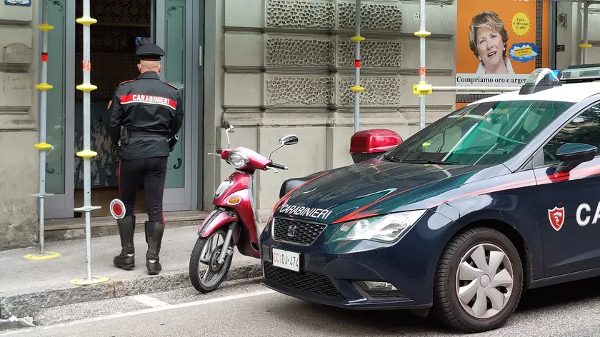 I Carabinieri in sopralluogo nel compro oro svaligiato
