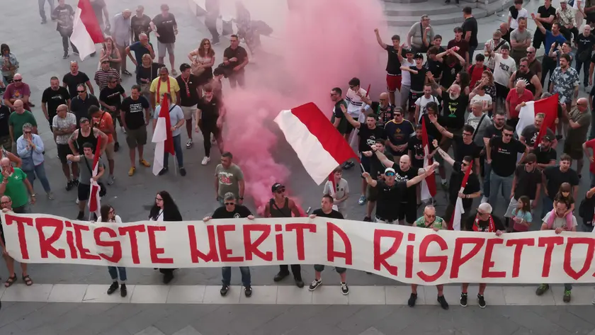 La manifestazione in piazza Unità contro la proprietà americana (Lasorte)