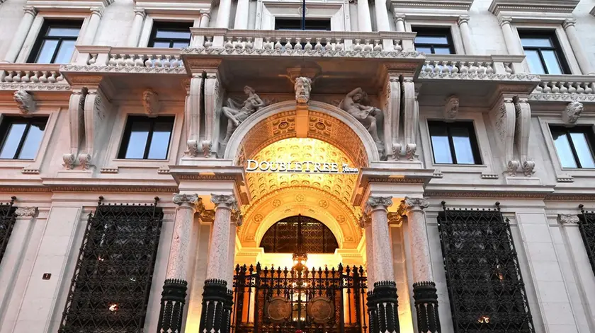L’ingresso del palazzo che ospita l’hotel Hilton a Trieste