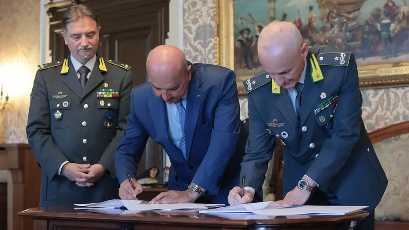 La firma dell'accordo in Comune (Lasorte)