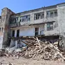 La demolizione iniziata nella parte retrostante del palazzo (Bruni)