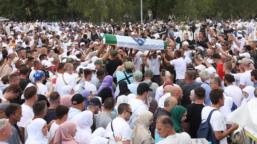 Un momento della commemorazione nel cimitero di Srebrenica (Epa)
