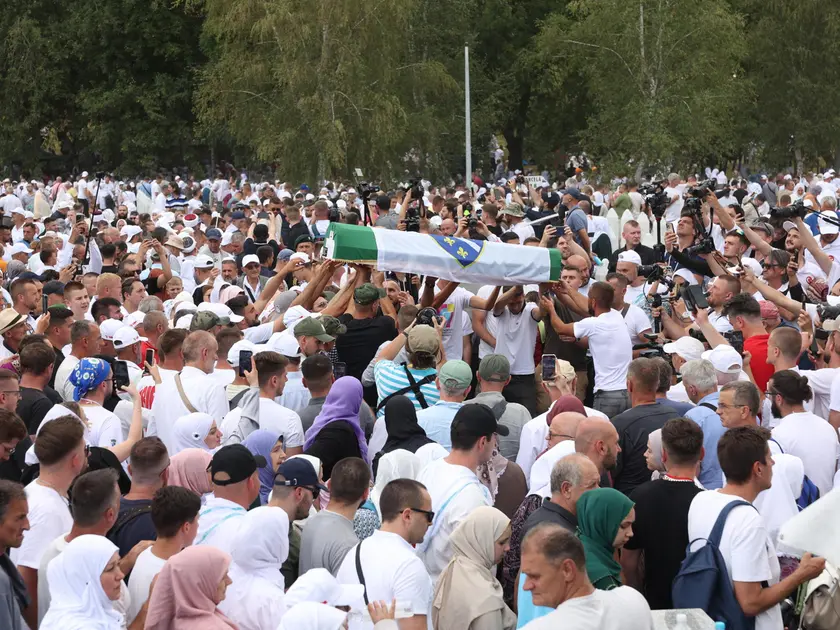 Un momento della commemorazione nel cimitero di Srebrenica (Epa)