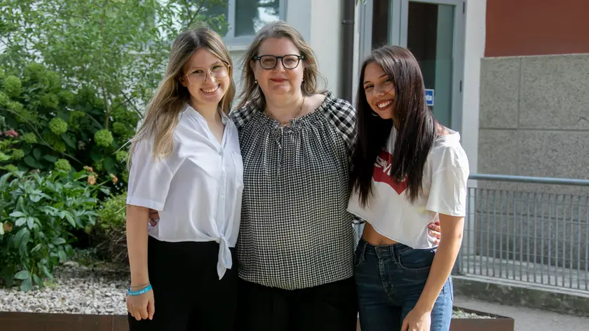 Giulia Fabris e Alessia Benes con la professoressa Solidoro (foto Bonaventura)