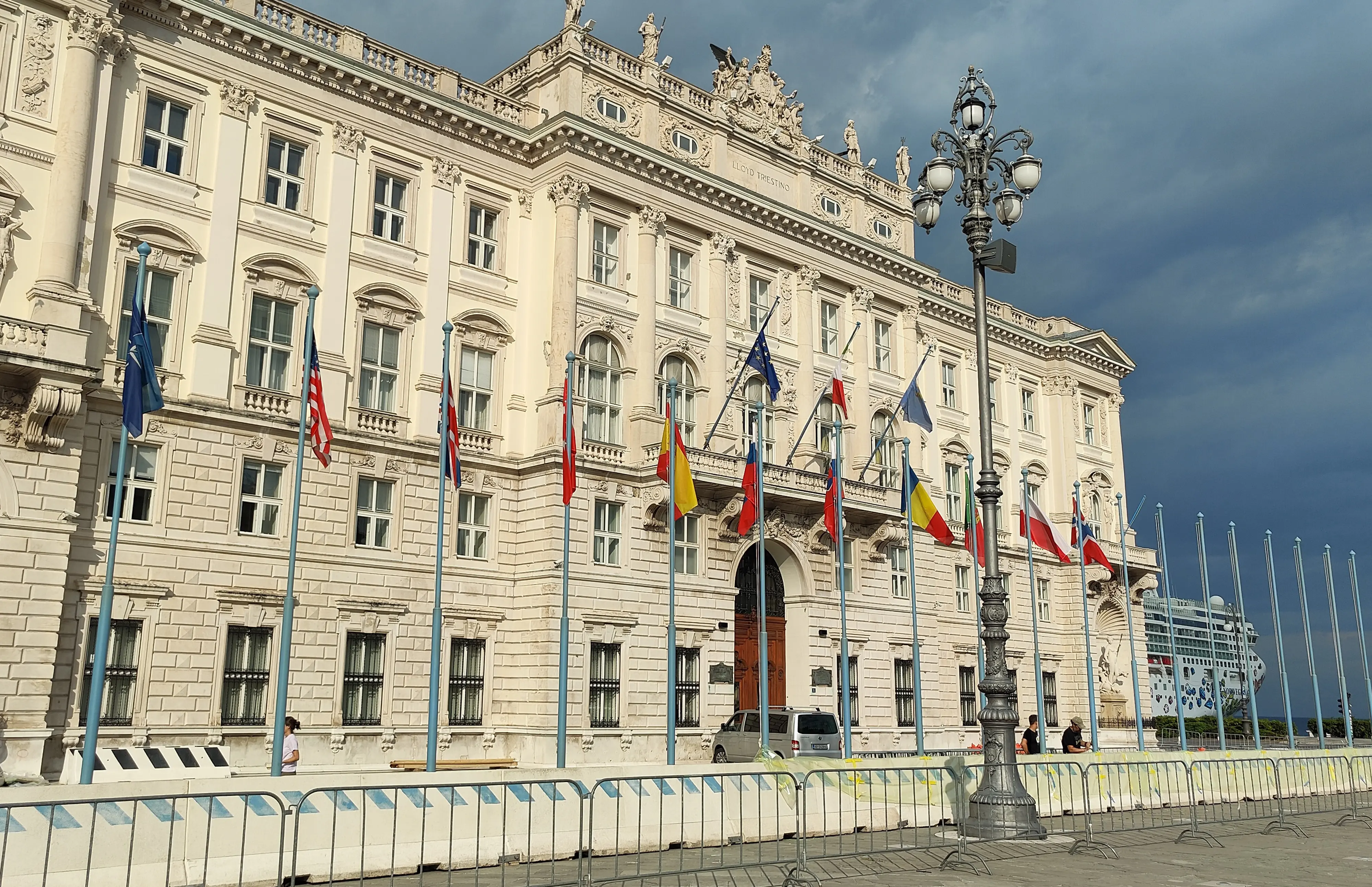 Il Palazzo della Regione adibito a sede Nato (foto Andrea Lasorte)