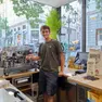 Lo studente di Ingegneria navale Pietro Barbera nel chiosco in Viale (Foto Silvano)