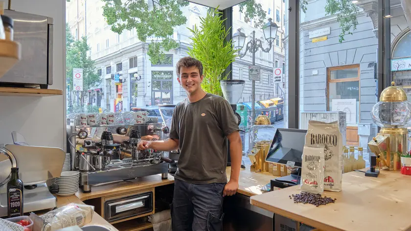 Lo studente di Ingegneria navale Pietro Barbera nel chiosco in Viale (Foto Silvano)