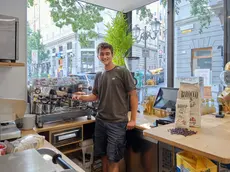 Lo studente di Ingegneria navale Pietro Barbera nel chiosco in Viale (Foto Silvano)