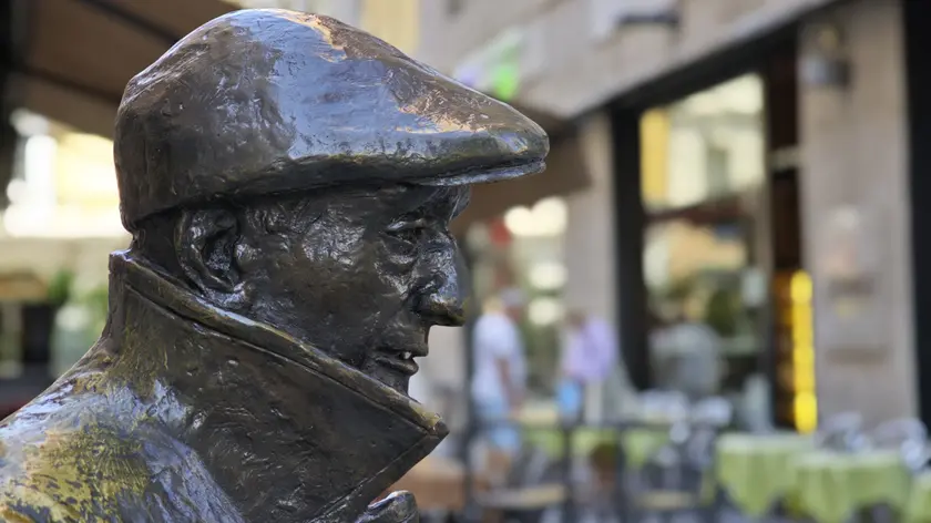 La statua di Saba senza la pipa (Lasorte)