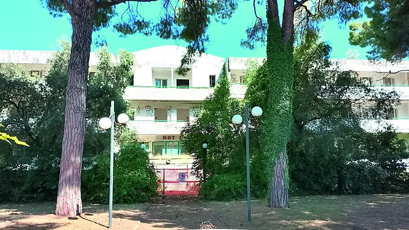 L’albergo:uno scorcio del palazzo che ospitava i clienti del Bellevue a Grado