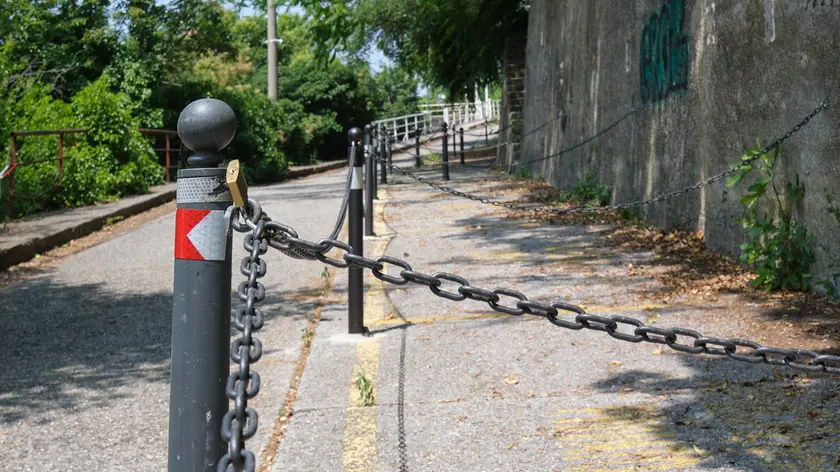 I paletti con lucchetti e catenelle spuntati lungo la strada di Canovella degli Zoppoli (Silvano)