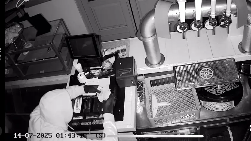 Il ladro in azione a La Corte Cafè