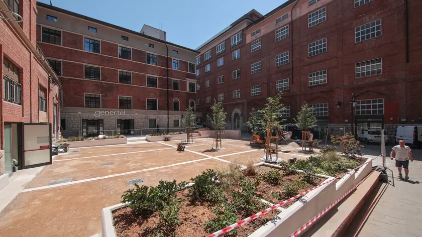 Lo spazio interno dell’ex Stock a Roiano con il nuovo giardino e l’edificio di Generali Foto Andrea Lasorte