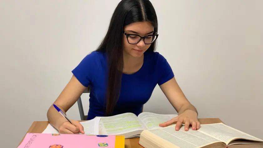 Giulia Taccone, 18enne trevigiana, durante la preparazione all’esame di maturità