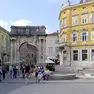 Pola - Polesani e turisti a passeggio sotto l'Arco dei Sergi 11.10.2016
