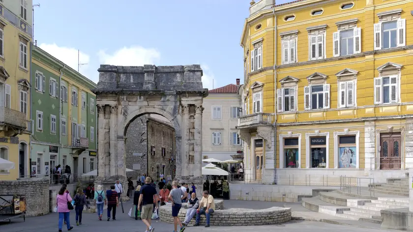 Pola - Polesani e turisti a passeggio sotto l'Arco dei Sergi 11.10.2016
