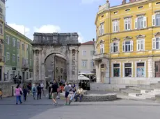 Pola - Polesani e turisti a passeggio sotto l'Arco dei Sergi 11.10.2016