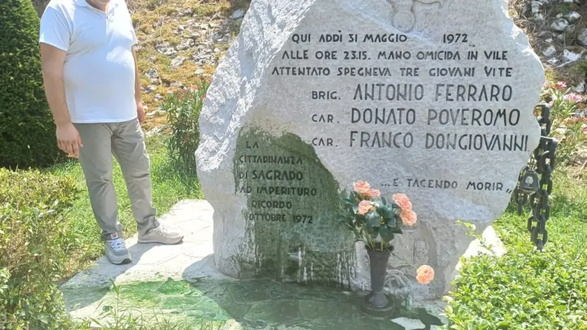 Il monumento imbrattato