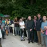 Alcuni momenti del presidio di solidarietà di venerdì sera. Adriano Del Pin è il secondo da sinistra (Bonaventura)