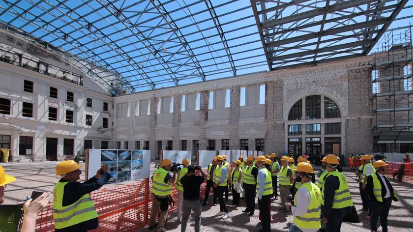 Il viaggio all’interno del cantiere del museo ferroviario con la copertura tornata al suo posto (Lasorte)