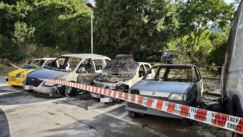 Le auto incendiate (Foto Lasorte)