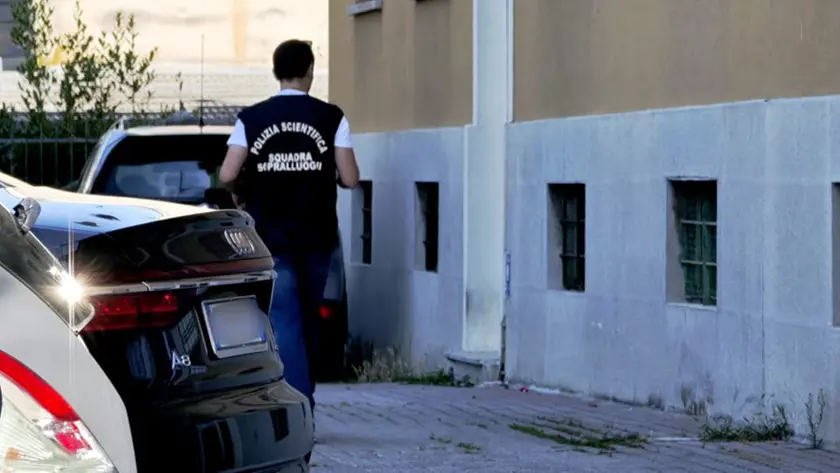 La polizia scientifica in via del Verrocchio dove vive Visintin (Foto Andrea Lasorte)