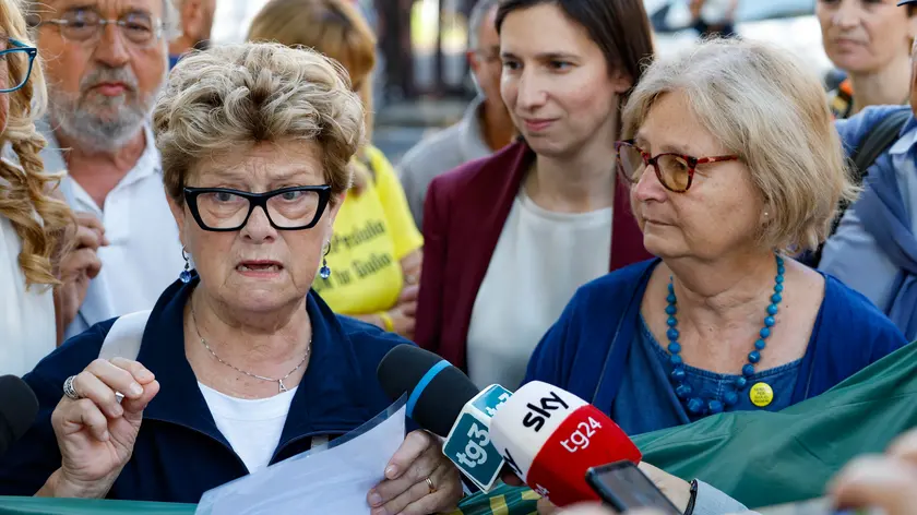 Armanda Trentini, Elly Schlein e Paola Regeni davanti al tribunale di Roma
