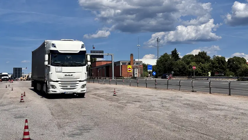 Un Tir attraversa il valico di Fernetti